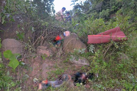 Hiện trường vụ tai nạn, hai thanh niên chết ngay tại chỗ vì đâm xe vào vách đá và không đội mũ bảo hiểm.